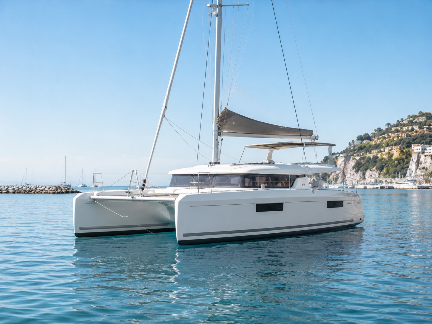 Catamarán en el mar
